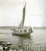 Czerwiec 1931, Jezioro Żarnowieckie, Polska.
Rejs. 
Fot. NN, zbiory  Archiwum Ojców Franciszkanów w Polskiej Misji Katolickiej w Martin Coronado, reprodukcje cyfrowe w  Bibliotece Polskiej im. Ignacego Domeyki w Buenos Aires (Biblioteca Polaca Ignacio Domeyko) i w Ośrodku KARTA w Warszawie
