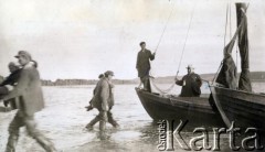 5.06.1931, Jezioro Żarnowieckie, Polska.
Zakończenie rejsu po jeziorze. 
Fot. NN, zbiory  Archiwum Ojców Franciszkanów w Polskiej Misji Katolickiej w Martin Coronado, reprodukcje cyfrowe w  Bibliotece Polskiej im. Ignacego Domeyki w Buenos Aires (Biblioteca Polaca Ignacio Domeyko) i w Ośrodku KARTA w Warszawie
