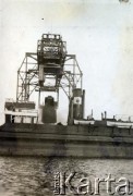 6.06. 1931, Gdynia, Polska.
Dźwig węglowy.
Fot. NN, zbiory  Archiwum Ojców Franciszkanów w Polskiej Misji Katolickiej w Martin Coronado, reprodukcje cyfrowe w  Bibliotece Polskiej im. Ignacego Domeyki w Buenos Aires (Biblioteca Polaca Ignacio Domeyko) i w Ośrodku KARTA w Warszawie
