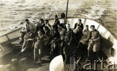 Ok. 1931, okolice Półwyspu Helskiego, Polska.
Uczniowie w czasie rejsu z Helu do Gdyni.
Fot. NN, zbiory  Archiwum Ojców Franciszkanów w Polskiej Misji Katolickiej w Martin Coronado, reprodukcje cyfrowe w  Bibliotece Polskiej im. Ignacego Domeyki w Buenos Aires (Biblioteca Polaca Ignacio Domeyko) i w Ośrodku KARTA w Warszawie
