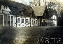 Maj 1933, Ruda Malenicka, Polska
Dwór. 
Fot. NN, zbiory  Archiwum Ojców Franciszkanów w Polskiej Misji Katolickiej w Martin Coronado, reprodukcje cyfrowe w  Bibliotece Polskiej im. Ignacego Domeyki w Buenos Aires (Biblioteca Polaca Ignacio Domeyko) i w Ośrodku KARTA w Warszawie
