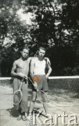 Maj 1933, Ruda Malenicka, Polska
Na korcie tenisowym.
Fot. NN, zbiory  Archiwum Ojców Franciszkanów w Polskiej Misji Katolickiej w Martin Coronado, reprodukcje cyfrowe w  Bibliotece Polskiej im. Ignacego Domeyki w Buenos Aires (Biblioteca Polaca Ignacio Domeyko) i w Ośrodku KARTA w Warszawie
