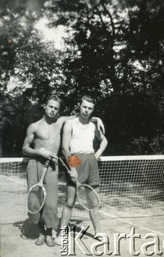 Maj 1933, Ruda Malenicka, Polska
Na korcie tenisowym.
Fot. NN, zbiory  Archiwum Ojców Franciszkanów w Polskiej Misji Katolickiej w Martin Coronado, reprodukcje cyfrowe w  Bibliotece Polskiej im. Ignacego Domeyki w Buenos Aires (Biblioteca Polaca Ignacio Domeyko) i w Ośrodku KARTA w Warszawie
