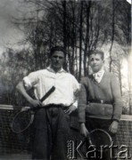 Maj 1933, Ruda Malenicka, Polska
Na korcie tenisowym.
Fot. NN, zbiory  Archiwum Ojców Franciszkanów w Polskiej Misji Katolickiej w Martin Coronado, reprodukcje cyfrowe w  Bibliotece Polskiej im. Ignacego Domeyki w Buenos Aires (Biblioteca Polaca Ignacio Domeyko) i w Ośrodku KARTA w Warszawie
