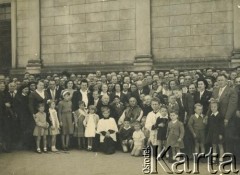 Październik 1950, Rosario, Argentyna.
Członkowie Towarzystwa „Dom Polski” w Rosario z biskupem Józefem Gawliną. 
Fot. ze zbiorów Archiwum Ojców Franciszkanów w Polskiej Misji Katolickiej w Martin Coronado w Argentynie, akta ojca Justyniana Maciaszka, reprodukcje cyfrowe w  Bibliotece Polskiej im. Ignacego Domeyki w Buenos Aires (Biblioteca Polaca Ignacio Domeyko) i w Ośrodku KARTA w Warszawie