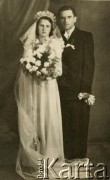 1949, Poznań, Polska.
Zdjęcie ślubne Krystyny i Przemysława – krewnych ojca Justyniana Maciaszka.
Fot. ze zbiorów Archiwum Ojców Franciszkanów w Polskiej Misji Katolickiej w Martin Coronado w Argentynie, akta ojca Justyniana Maciaszka, reprodukcje cyfrowe w  Bibliotece Polskiej im. Ignacego Domeyki w Buenos Aires (Biblioteca Polaca Ignacio Domeyko) i w Ośrodku KARTA w Warszawie