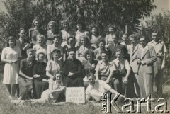 30.01.1950, Tanger, Tanganika. 
Chór z osiedla dla polskich uchodźców.
Fot. ze zbiorów Archiwum Ojców Franciszkanów w Polskiej Misji Katolickiej w Martin Coronado w Argentynie, akta ojca Justyniana Maciaszka, reprodukcje cyfrowe w  Bibliotece Polskiej im. Ignacego Domeyki w Buenos Aires (Biblioteca Polaca Ignacio Domeyko) i w Ośrodku KARTA w Warszawie