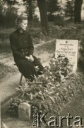 Po 1950, Polska.
Grób Marii Maciaszek.
Fot. ze zbiorów Archiwum Ojców Franciszkanów w Polskiej Misji Katolickiej w Martin Coronado w Argentynie, akta ojca Justyniana Maciaszka, reprodukcje cyfrowe w  Bibliotece Polskiej im. Ignacego Domeyki w Buenos Aires (Biblioteca Polaca Ignacio Domeyko) i w Ośrodku KARTA w Warszawie
