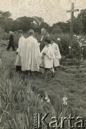 Prawdopodobnie 1943-1947, Kidugala, Tanganika.
Ksiądz z ministrantami.
Fot. ze zbiorów Archiwum Ojców Franciszkanów w Polskiej Misji Katolickiej w Martin Coronado w Argentynie, akta ojca Justyniana Maciaszka, reprodukcje cyfrowe w  Bibliotece Polskiej im. Ignacego Domeyki w Buenos Aires (Biblioteca Polaca Ignacio Domeyko) i w Ośrodku KARTA w Warszawie