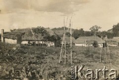 Prawdopodobnie 1943-1947, Kidugala, Tanganika.
Osiedle polskie.
Fot. ze zbiorów Archiwum Ojców Franciszkanów w Polskiej Misji Katolickiej w Martin Coronado w Argentynie, akta ojca Justyniana Maciaszka, reprodukcje cyfrowe w  Bibliotece Polskiej im. Ignacego Domeyki w Buenos Aires (Biblioteca Polaca Ignacio Domeyko) i w Ośrodku KARTA w Warszawie