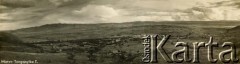 1943-1947, Mbeya, Tanganika.
Panorama miasta.
Fot. ze zbiorów Archiwum Ojców Franciszkanów w Polskiej Misji Katolickiej w Martin Coronado w Argentynie, akta ojca Justyniana Maciaszka, reprodukcje cyfrowe w  Bibliotece Polskiej im. Ignacego Domeyki w Buenos Aires (Biblioteca Polaca Ignacio Domeyko) i w Ośrodku KARTA w Warszawie