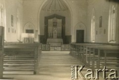 1943-1947, Kidugala, Tanganika.
Wnętrze kościoła.
Fot. ze zbiorów Archiwum Ojców Franciszkanów w Polskiej Misji Katolickiej w Martin Coronado w Argentynie, akta ojca Justyniana Maciaszka, reprodukcje cyfrowe w  Bibliotece Polskiej im. Ignacego Domeyki w Buenos Aires (Biblioteca Polaca Ignacio Domeyko) i w Ośrodku KARTA w Warszawie
