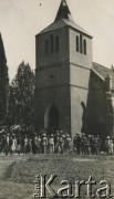 1943-1947, Kidugala, Tanganika.
Przed kościołem.
Fot. ze zbiorów Archiwum Ojców Franciszkanów w Polskiej Misji Katolickiej w Martin Coronado w Argentynie, akta ojca Justyniana Maciaszka, reprodukcje cyfrowe w  Bibliotece Polskiej im. Ignacego Domeyki w Buenos Aires (Biblioteca Polaca Ignacio Domeyko) i w Ośrodku KARTA w Warszawie
