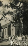 1943-1947, Kidugala, Tanganika.
Przed kościołem.
Fot. ze zbiorów Archiwum Ojców Franciszkanów w Polskiej Misji Katolickiej w Martin Coronado w Argentynie, akta ojca Justyniana Maciaszka, reprodukcje cyfrowe w  Bibliotece Polskiej im. Ignacego Domeyki w Buenos Aires (Biblioteca Polaca Ignacio Domeyko) i w Ośrodku KARTA w Warszawie