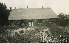 1943-1947, Kidugala, Tanganika.
Ojciec Justynian Maciaszek (1913-1959, proboszcz parafii w Kidugali, współtwórca ośrodka polskiego duszpasterstwa w argentyńskim Martin Coronado) z nieznanym księdzem.
Fot. ze zbiorów Archiwum Ojców Franciszkanów w Polskiej Misji Katolickiej w Martin Coronado w Argentynie, akta ojca Justyniana Maciaszka, reprodukcje cyfrowe w  Bibliotece Polskiej im. Ignacego Domeyki w Buenos Aires (Biblioteca Polaca Ignacio Domeyko) i w Ośrodku KARTA w Warszawie