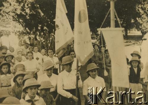 1943-1947, Kidugala, Tanganika.
Procesja w dniu Bożego Ciała. 
Fot. ze zbiorów Archiwum Ojców Franciszkanów w Polskiej Misji Katolickiej w Martin Coronado w Argentynie, akta ojca Justyniana Maciaszka, reprodukcje cyfrowe w  Bibliotece Polskiej im. Ignacego Domeyki w Buenos Aires (Biblioteca Polaca Ignacio Domeyko) i w Ośrodku KARTA w Warszawie
