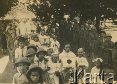 1943-1947, Kidugala, Tanganika.
Procesja w dniu Bożego Ciała. 
Fot. ze zbiorów Archiwum Ojców Franciszkanów w Polskiej Misji Katolickiej w Martin Coronado w Argentynie, akta ojca Justyniana Maciaszka, reprodukcje cyfrowe w  Bibliotece Polskiej im. Ignacego Domeyki w Buenos Aires (Biblioteca Polaca Ignacio Domeyko) i w Ośrodku KARTA w Warszawie