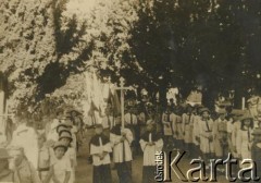 1943-1947, Kidugala, Tanganika.
Procesja w dniu Bożego Ciała. 
Fot. ze zbiorów Archiwum Ojców Franciszkanów w Polskiej Misji Katolickiej w Martin Coronado w Argentynie, akta ojca Justyniana Maciaszka, reprodukcje cyfrowe w  Bibliotece Polskiej im. Ignacego Domeyki w Buenos Aires (Biblioteca Polaca Ignacio Domeyko) i w Ośrodku KARTA w Warszawie
