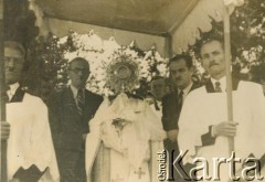 1943-1947, Kidugala, Tanganika.
Procesja w dniu Bożego Ciała. 
Fot. ze zbiorów Archiwum Ojców Franciszkanów w Polskiej Misji Katolickiej w Martin Coronado w Argentynie, akta ojca Justyniana Maciaszka, reprodukcje cyfrowe w  Bibliotece Polskiej im. Ignacego Domeyki w Buenos Aires (Biblioteca Polaca Ignacio Domeyko) i w Ośrodku KARTA w Warszawie