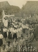 1943-1947, Kidugala, Tanganika.
Procesja w dniu Bożego Ciała. 
Fot. ze zbiorów Archiwum Ojców Franciszkanów w Polskiej Misji Katolickiej w Martin Coronado w Argentynie, akta ojca Justyniana Maciaszka, reprodukcje cyfrowe w  Bibliotece Polskiej im. Ignacego Domeyki w Buenos Aires (Biblioteca Polaca Ignacio Domeyko) i w Ośrodku KARTA w Warszawie