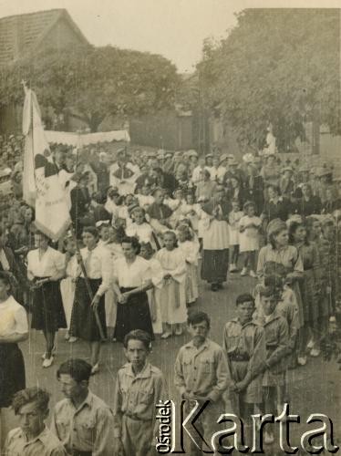 1943-1947, Kidugala, Tanganika.
Procesja w dniu Bożego Ciała. 
Fot. ze zbiorów Archiwum Ojców Franciszkanów w Polskiej Misji Katolickiej w Martin Coronado w Argentynie, akta ojca Justyniana Maciaszka, reprodukcje cyfrowe w  Bibliotece Polskiej im. Ignacego Domeyki w Buenos Aires (Biblioteca Polaca Ignacio Domeyko) i w Ośrodku KARTA w Warszawie
