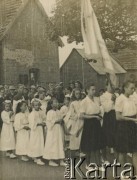 1943-1947, Kidugala, Tanganika.
Procesja w dniu Bożego Ciała.
Fot. ze zbiorów Archiwum Ojców Franciszkanów w Polskiej Misji Katolickiej w Martin Coronado w Argentynie, akta ojca Justyniana Maciaszka, reprodukcje cyfrowe w  Bibliotece Polskiej im. Ignacego Domeyki w Buenos Aires (Biblioteca Polaca Ignacio Domeyko) i w Ośrodku KARTA w Warszawie