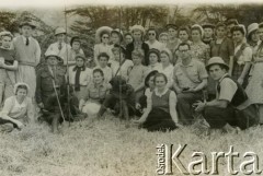 1943-1947, okolice Kidugali, Tanganika.
Polacy z Masajami.
Fot. ze zbiorów Archiwum Ojców Franciszkanów w Polskiej Misji Katolickiej w Martin Coronado w Argentynie, akta ojca Justyniana Maciaszka, reprodukcje cyfrowe w  Bibliotece Polskiej im. Ignacego Domeyki w Buenos Aires (Biblioteca Polaca Ignacio Domeyko) i w Ośrodku KARTA w Warszawie