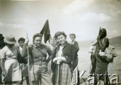 1943-1947, okolice Kidugali, Tanganika.
Polacy z Masajami.
Fot. ze zbiorów Archiwum Ojców Franciszkanów w Polskiej Misji Katolickiej w Martin Coronado w Argentynie, akta ojca Justyniana Maciaszka, reprodukcje cyfrowe w  Bibliotece Polskiej im. Ignacego Domeyki w Buenos Aires (Biblioteca Polaca Ignacio Domeyko) i w Ośrodku KARTA w Warszawie
