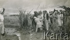 1943-1947, okolice Kidugali, Tanganika.
Polacy z Masajami.
Fot. ze zbiorów Archiwum Ojców Franciszkanów w Polskiej Misji Katolickiej w Martin Coronado w Argentynie, akta ojca Justyniana Maciaszka, reprodukcje cyfrowe w  Bibliotece Polskiej im. Ignacego Domeyki w Buenos Aires (Biblioteca Polaca Ignacio Domeyko) i w Ośrodku KARTA w Warszawie