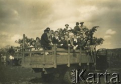 1943-1947, okolice Kidugali, Tanganika.
Polscy uchodźcy.
Fot. ze zbiorów Archiwum Ojców Franciszkanów w Polskiej Misji Katolickiej w Martin Coronado w Argentynie, akta ojca Justyniana Maciaszka, reprodukcje cyfrowe w  Bibliotece Polskiej im. Ignacego Domeyki w Buenos Aires (Biblioteca Polaca Ignacio Domeyko) i w Ośrodku KARTA w Warszawie