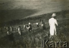 1943-1947, okolice Kidugali, Tanganika.
Polacy z osiedla dla uchodźców.
Fot. ze zbiorów Archiwum Ojców Franciszkanów w Polskiej Misji Katolickiej w Martin Coronado w Argentynie, akta ojca Justyniana Maciaszka, reprodukcje cyfrowe w  Bibliotece Polskiej im. Ignacego Domeyki w Buenos Aires (Biblioteca Polaca Ignacio Domeyko) i w Ośrodku KARTA w Warszawie