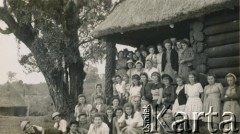 1943-1947, prawdopodobnie Kidugala, Tanganika.
Polacy z osiedla dla uchodźców.
Fot. ze zbiorów Archiwum Ojców Franciszkanów w Polskiej Misji Katolickiej w Martin Coronado w Argentynie, akta ojca Justyniana Maciaszka, reprodukcje cyfrowe w  Bibliotece Polskiej im. Ignacego Domeyki w Buenos Aires (Biblioteca Polaca Ignacio Domeyko) i w Ośrodku KARTA w Warszawie