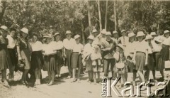 1943-1947, prawdopodobnie Kidugala, Tanganika.
Polacy z osiedla dla uchodźców.
Fot. ze zbiorów Archiwum Ojców Franciszkanów w Polskiej Misji Katolickiej w Martin Coronado w Argentynie, akta ojca Justyniana Maciaszka, reprodukcje cyfrowe w  Bibliotece Polskiej im. Ignacego Domeyki w Buenos Aires (Biblioteca Polaca Ignacio Domeyko) i w Ośrodku KARTA w Warszawie