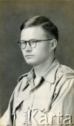 1942-1943, brak miejsca.
Ojciec Justynian Maciaszek (1913-1959, współtwórca ośrodka polskiego duszpasterstwa w argentyńskim Martin Coronado). 
Fot. NN, akta ojca Justyniana Maciaszka, zbiory Archiwum Ojców Franciszkanów w Polskiej Misji Katolickiej w Martin Coronado, reprodukcje cyfrowe w Bibliotece Polskiej im. Ignacego Domeyki w Buenos Aires (Biblioteca Polaca Ignacio Domeyko) i w Ośrodku KARTA w Warszawie