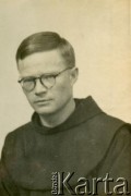1942-1947, brak miejsca.
Ojciec Justynian Maciaszek (1913-1959, współtwórca ośrodka polskiego duszpasterstwa w argentyńskim Martin Coronado). 
Fot. NN, akta ojca Justyniana Maciaszka, zbiory Archiwum Ojców Franciszkanów w Polskiej Misji Katolickiej w Martin Coronado, reprodukcje cyfrowe w Bibliotece Polskiej im. Ignacego Domeyki w Buenos Aires (Biblioteca Polaca Ignacio Domeyko) i w Ośrodku KARTA w Warszawie