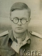 1942-1943, brak miejsca.
Ojciec Justynian Maciaszek (1913-1959, współtwórca ośrodka polskiego duszpasterstwa w argentyńskim Martin Coronado). 
Fot. NN, akta ojca Justyniana Maciaszka, zbiory Archiwum Ojców Franciszkanów w Polskiej Misji Katolickiej w Martin Coronado, reprodukcje cyfrowe w Bibliotece Polskiej im. Ignacego Domeyki w Buenos Aires (Biblioteca Polaca Ignacio Domeyko) i w Ośrodku KARTA w Warszawie