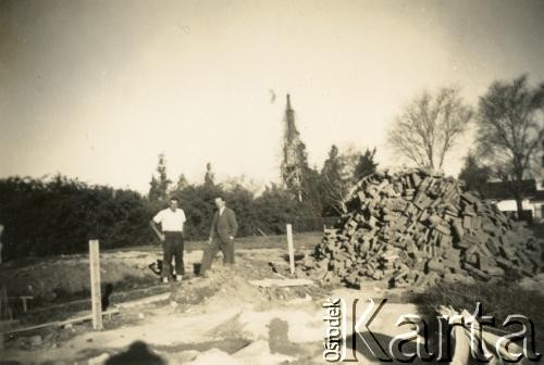 1957-1958, Martin Coronado, Argentyna.
Budowa kaplicy i klasztoru franciszkanów (później ten teren, który stał się ośrodkiem polskiego duszpasterstwa w Argentynie, został nazwany 