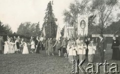 28.05.1959, Martin Coronado, Argentyna.
Procesja w dniu Bożego Ciała w Maciaszkowie (klasztor i kaplica polskich franciszkanów, ośrodek polskiego duszpasterstwa w Argentynie).
Fot. NN, akta ojca Justyniana Maciaszka, zbiory Archiwum Ojców Franciszkanów w Polskiej Misji Katolickiej w Martin Coronado, reprodukcje cyfrowe w Bibliotece Polskiej im. Ignacego Domeyki w Buenos Aires (Biblioteca Polaca Ignacio Domeyko) i w Ośrodku KARTA w Warszawie