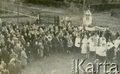 28.05.1959, Martin Coronado, Argentyna.
Procesja w dniu Bożego Ciała w Maciaszkowie (klasztor i kaplica polskich franciszkanów, ośrodek polskiego duszpasterstwa w Argentynie).
Fot. NN, akta ojca Justyniana Maciaszka, zbiory Archiwum Ojców Franciszkanów w Polskiej Misji Katolickiej w Martin Coronado, reprodukcje cyfrowe w Bibliotece Polskiej im. Ignacego Domeyki w Buenos Aires (Biblioteca Polaca Ignacio Domeyko) i w Ośrodku KARTA w Warszawie