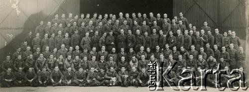 30.04.-8.11.1942, Woodvale, Wielka Brytania.
317 Dywizjonu Myśliwskiego (piloci i mechanicy) pod dowództwem kpt. Stanisława Skalskiego.
Fot. NN, akta kapitana Józefa Filipowicza, zbiory  Archiwum Ojców Franciszkanów w Polskiej Misji Katolickiej w Martin Coronado, reprodukcje cyfrowe w Bibliotece Polskiej im. Ignacego Domeyki w Buenos Aires (Biblioteca Polaca Ignacio Domeyko) i w Ośrodku KARTA w Warszawie