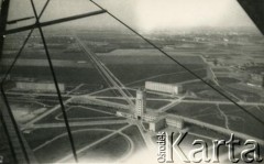 1938, Warszawa, Polska.
Port lotniczy Warszawa-Okęcie.
Fot. NN, akta kapitana Józefa Filipowicza, zbiory  Archiwum Ojców Franciszkanów w Polskiej Misji Katolickiej w Martin Coronado, reprodukcje cyfrowe w Bibliotece Polskiej im. Ignacego Domeyki w Buenos Aires (Biblioteca Polaca Ignacio Domeyko) i w Ośrodku KARTA w Warszawie