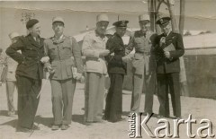 1940, Francja.
Polscy piloci z francuskimi żołnierzami. Oryginalny podpis: „W drodze do Afryki”.
Fot. NN, akta kapitana Józefa Filipowicza, zbiory  Archiwum Ojców Franciszkanów w Polskiej Misji Katolickiej w Martin Coronado, reprodukcje cyfrowe w Bibliotece Polskiej im. Ignacego Domeyki w Buenos Aires (Biblioteca Polaca Ignacio Domeyko) i w Ośrodku KARTA w Warszawie