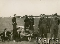 Kwiecień 1940, Rabat, Maroko.
Piloci Polskich Sił Powietrznych.
Fot. NN, akta kapitana Józefa Filipowicza, zbiory  Archiwum Ojców Franciszkanów w Polskiej Misji Katolickiej w Martin Coronado, reprodukcje cyfrowe w Bibliotece Polskiej im. Ignacego Domeyki w Buenos Aires (Biblioteca Polaca Ignacio Domeyko) i w Ośrodku KARTA w Warszawie