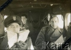 1940-1945, brak miejsca.
Oryginalny podpis: „Lecimy po maszyny nad fabryką”. Piloci Polskich Sił Powietrznych na Zachodzie na pokładzie. Pierwszy z lewej kapitan Józef Filipowicz.
Fot. NN, akta kapitana Józefa Filipowicza, zbiory  Archiwum Ojców Franciszkanów w Polskiej Misji Katolickiej w Martin Coronado, reprodukcje cyfrowe w Bibliotece Polskiej im. Ignacego Domeyki w Buenos Aires (Biblioteca Polaca Ignacio Domeyko) i w Ośrodku KARTA w Warszawie