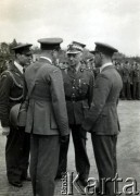 10 .09.1942, Exeter, Wielka Brytania.
Uroczystość dekoracji lotników 307 dywizjonu Krzyżem Walecznych. Gen. Władysław Sikorski w towarzystwie kapitana Piotrowskiego i  pułkownika Pawlikowskiego.   
Fot. NN, akta kapitana Józefa Filipowicza, zbiory  Archiwum Ojców Franciszkanów w Polskiej Misji Katolickiej w Martin Coronado, reprodukcje cyfrowe w Bibliotece Polskiej im. Ignacego Domeyki w Buenos Aires (Biblioteca Polaca Ignacio Domeyko) i w Ośrodku KARTA w Warszawie