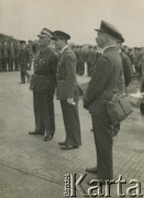 10.09.1942, Exeter, Wielka Brytania.
Uroczystość dekoracji lotników 307 dywizjonu Krzyżem Walecznych. Gen. Władysław Sikorski w towarzystwie inspektora PSP gen. Stanisława Ujejskiego i kapitana Piotrowskiego.
Fot. NN, akta kapitana Józefa Filipowicza, zbiory  Archiwum Ojców Franciszkanów w Polskiej Misji Katolickiej w Martin Coronado, reprodukcje cyfrowe w Bibliotece Polskiej im. Ignacego Domeyki w Buenos Aires (Biblioteca Polaca Ignacio Domeyko) i w Ośrodku KARTA w Warszawie