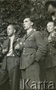 1940-1945, Wielka Brytania.
Piloci z Polskich Sił Zbrojnych w Wielkiej Brytanii (z 307, 315 lub 317 Dywizjonu Myśliwskiego).  
Fot. NN, akta kapitana Józefa Filipowicza, zbiory  Archiwum Ojców Franciszkanów w Polskiej Misji Katolickiej w Martin Coronado, reprodukcje cyfrowe w Bibliotece Polskiej im. Ignacego Domeyki w Buenos Aires (Biblioteca Polaca Ignacio Domeyko) i w Ośrodku KARTA w Warszawie