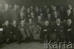 1947-1949, Wielka Brytania.
Generał Władysław Anders (siedzi 2. od prawej) w otoczeniu nieznanych ludzi.  
Fot. NN, akta generała Jerzego Zawiszy, zbiory  Archiwum Ojców Franciszkanów w Polskiej Misji Katolickiej w Martin Coronado, reprodukcje cyfrowe w  Bibliotece Polskiej im. Ignacego Domeyki w Buenos Aires (Biblioteca Polaca Ignacio Domeyko) i w Ośrodku KARTA w Warszawie