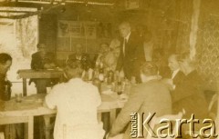 2.12.1965, Gobernador Roca, prowincja Misiones, Argentyna.
Przyjęcie w kaplicy, przygotowane na cześć prezesa Związku Polaków w Argentynie generała Jerzego Zawiszy (stoi).
Fot. NN, kolekcja Jerzego Zawiszy, zbiory  Archiwum Ojców Franciszkanów w Polskiej Misji Katolickiej w Martin Coronado, reprodukcje cyfrowe w  Bibliotece Polskiej im. Ignacego Domeyki w Buenos Aires (Biblioteca Polaca Ignacio Domeyko) i w Ośrodku KARTA w Warszawie