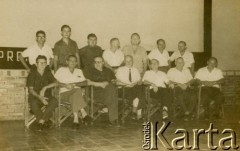 2.12.1965, Posadas, prowincja Misiones, Argentyna.
Wizyta prezesa Związku Polaków w Argentynie generała Jerzego Zawiszy (siedzi 4. od lewej) w Domu Polskim.
Fot. NN, kolekcja Jerzego Zawiszy, zbiory  Archiwum Ojców Franciszkanów w Polskiej Misji Katolickiej w Martin Coronado, reprodukcje cyfrowe w  Bibliotece Polskiej im. Ignacego Domeyki w Buenos Aires (Biblioteca Polaca Ignacio Domeyko) i w Ośrodku KARTA w Warszawie